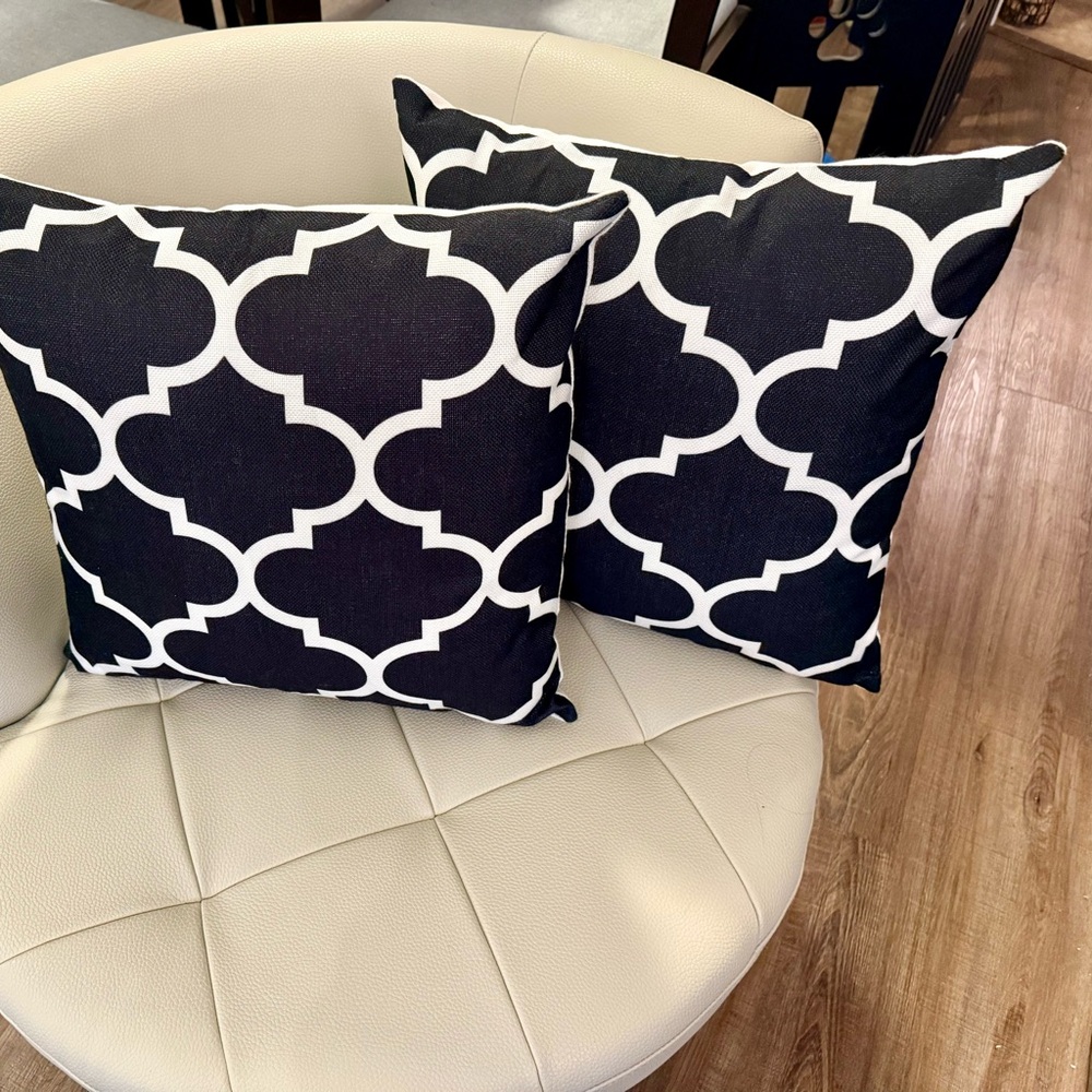 Black and White 18x18 Quatrefoil Geometric Throw Pillow Pair - Home Accents